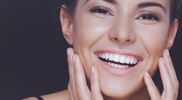 Mulher com facetas dentárias